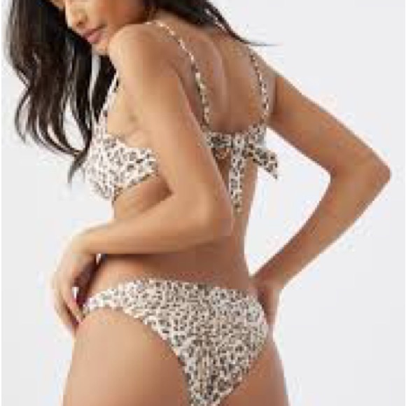 O’Neill Medium 2-piece Bikini Leo Seville Underwire D-cup & Flamenco bottoms NWT - Picture 5 of 14